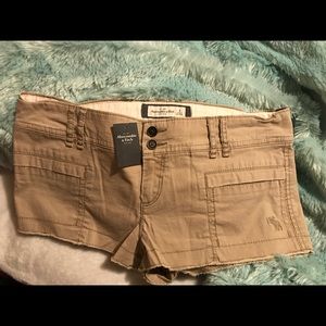 NWT Abercrombie women's size 4 khaki shorts.